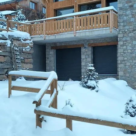 Au Coeur De La Foret Au Calme Et Proche Des Pistes Et Des Commodites *